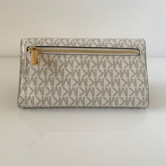 Michael Kors - Picture 2 of 4